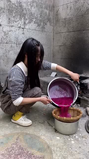 甜美女孩展示纯天然染料的制作方法